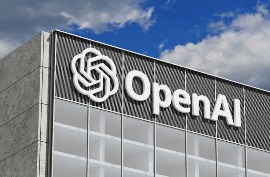 Interfaz de programación con códigos de inteligencia artificial y el logo de OpenAI destacando los nuevos precios de la API de GPT-5.6.
